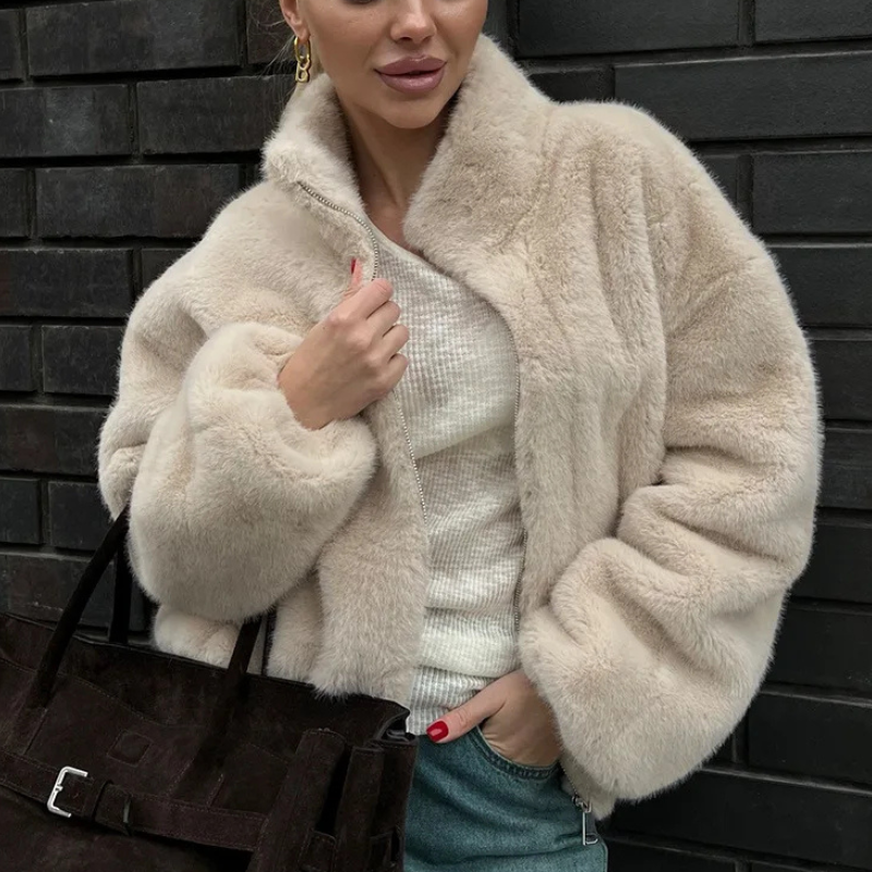 Beige dam teddyjacka med hög krage och dragkedja fram