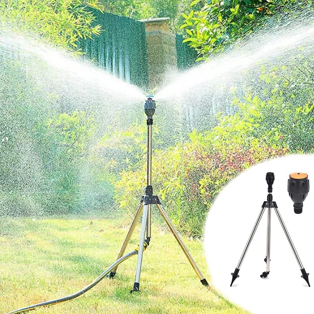 Automatisk roterande trädgårdssprinkler uppställd på stativ i gräsmatta