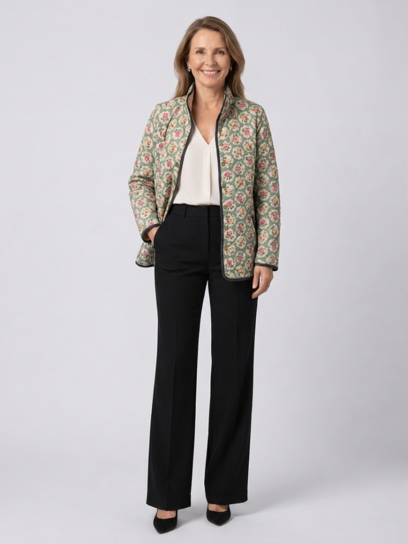 Kvinna som bär Amélie quiltad damjacka med blommig gobelänglook tillsammans med svarta byxor