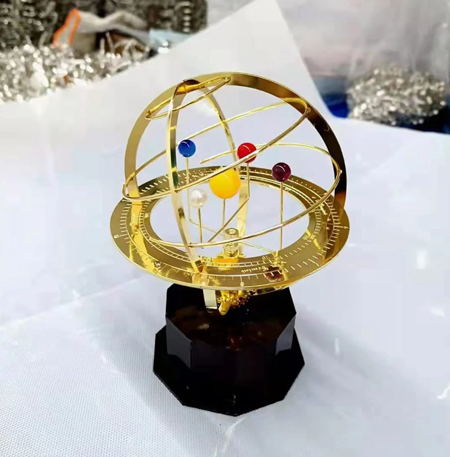 Grand Orrery solsystemmodell i mässing med färgade sfärer och träbas