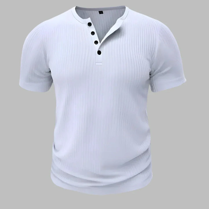 Vit Henley T-shirt för män på neutral bakgrund