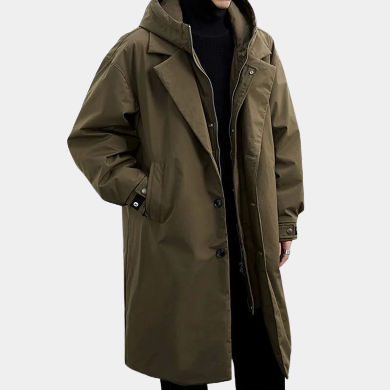 Man bär grön herrtrenchcoat med huva och lång modell utomhus