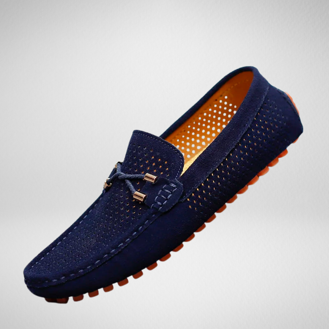 Blå klassiska andningsbara herrsneakers i loafers-modell med perforerad ovandel