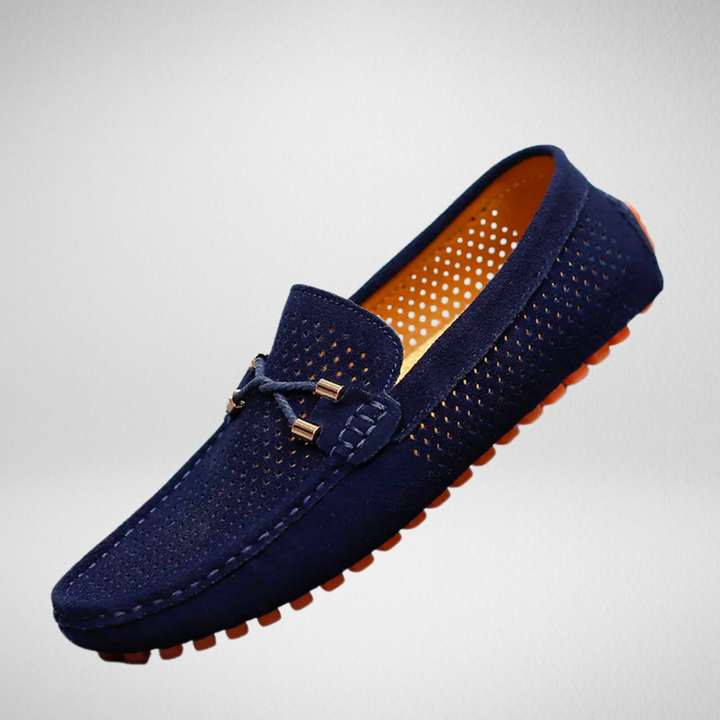 Blå klassiska andningsbara herrsneakers i loafers-modell med perforerad ovandel