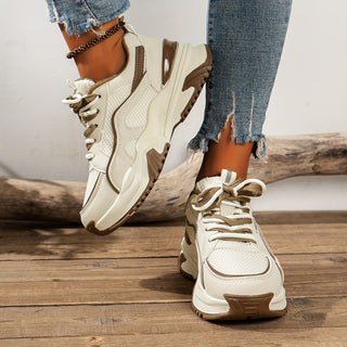 Närbild på ljusbrun dam chunky plattform sneaker med snörning
