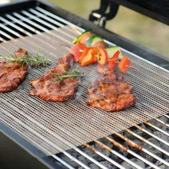 Värmetålig grillmatta i nät med non-stick yta för smidig BBQ och matlagning utomhus