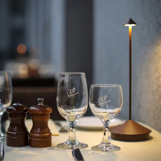 Grå sladdlös bordslampa som ger ett mjukt och bländfritt sken i barnrummet