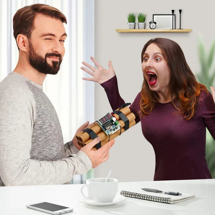 Röd väckarklocka formad som dynamit med kablar och detaljer