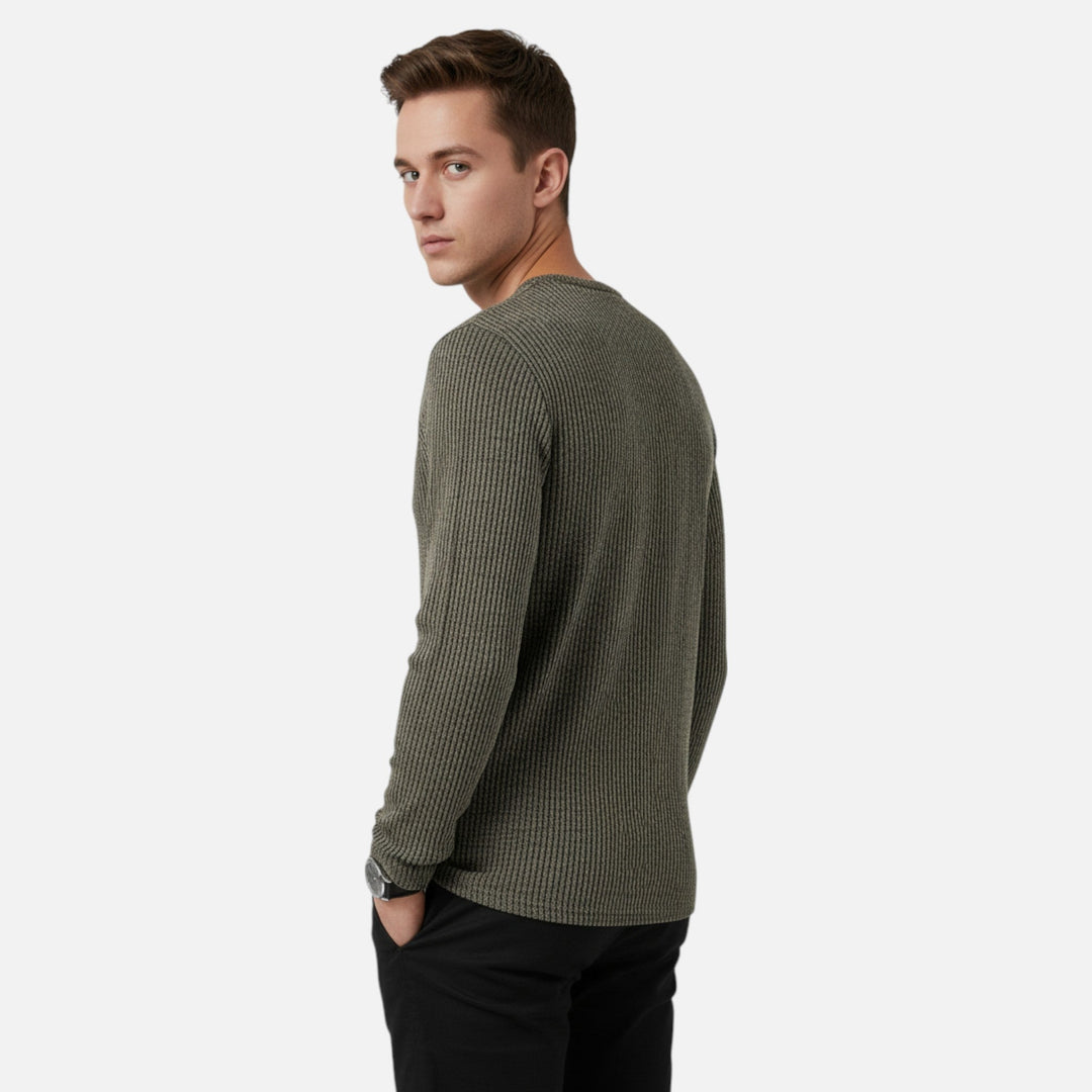 Man som bär armégrön henley tröja bakifrån