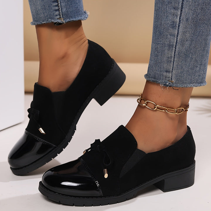 Sida av bekväma loafers för dam i klassisk design