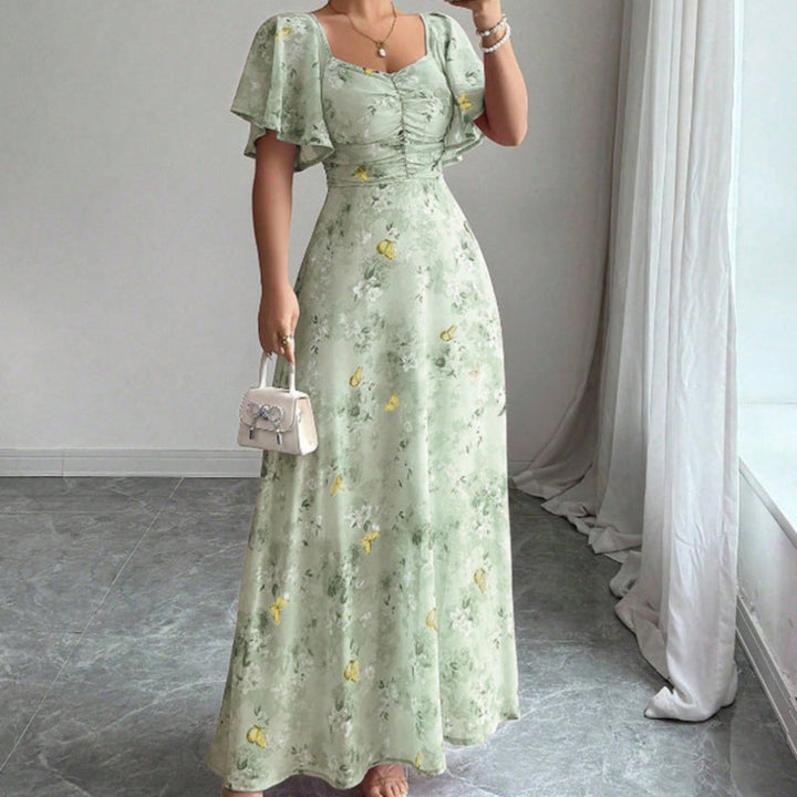 Snygg mönstrad festklänning med blommigt mönster och korta ärmar bakifrån
