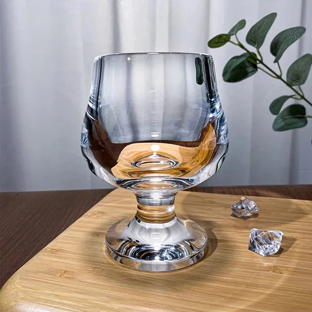 Elegant vintage cocktailglas i kristall med vacker slipning för drinkar