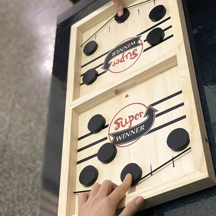 "2-i-1 träspelet vänds mellan ishockey och schack, färgglad bräda med pjäser, idealisk för barn och familjer."