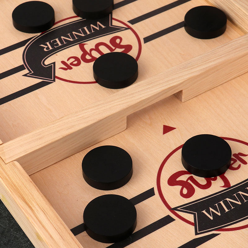 "2-i-1 träspelet vänds mellan ishockey och schack, färgglad bräda med pjäser, idealisk för barn och familjer."
