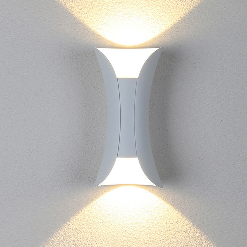 Arcora Curve utomhus vägglampa LED IP65 monterad på modern fasad
