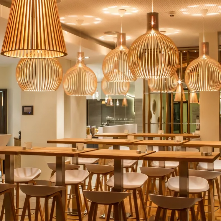 Stämningsfull belysning med taklampor i restaurangmiljö