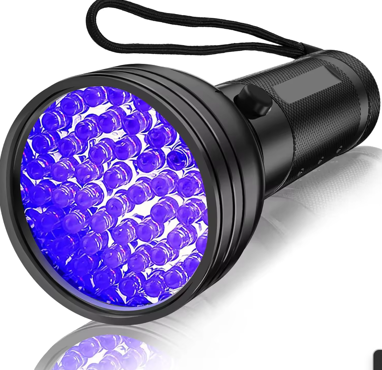 Svart UV-ficklampa med lila LED-lampor tända