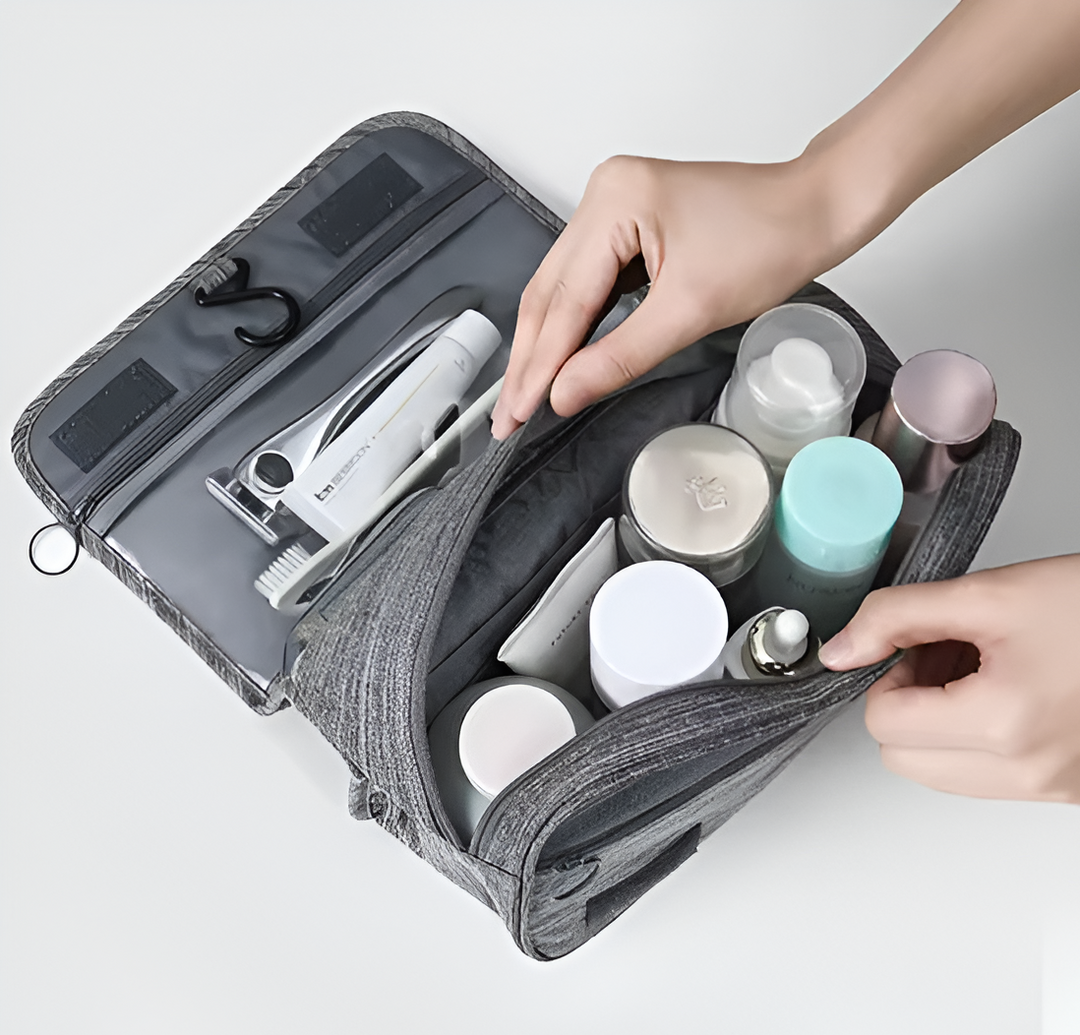 Svart resenecessär i nylon stängd med dragkedja och praktiskt bärhandtag