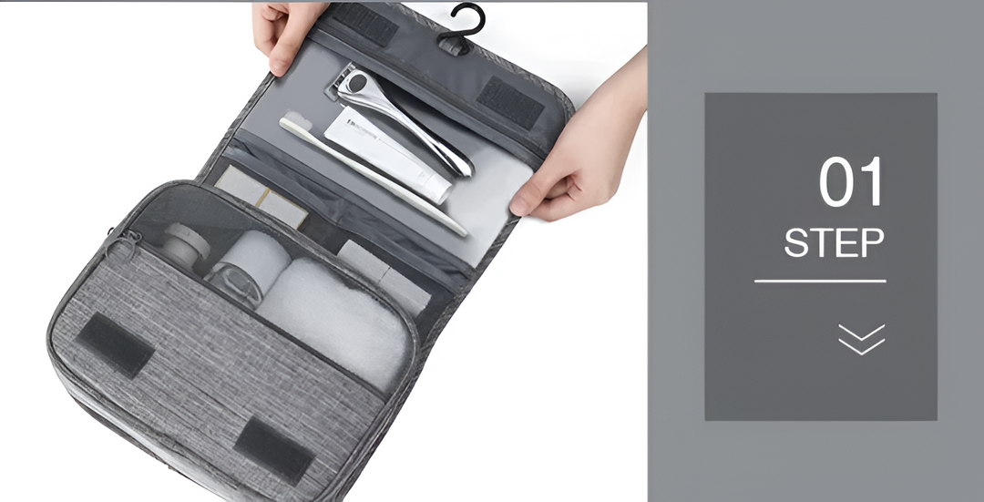 Grå hängande toalettväska vikt och redo att packas i resväskan