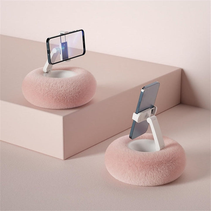 Närbild på den praktiska snackskålen och fästet för mobilen i soffmys