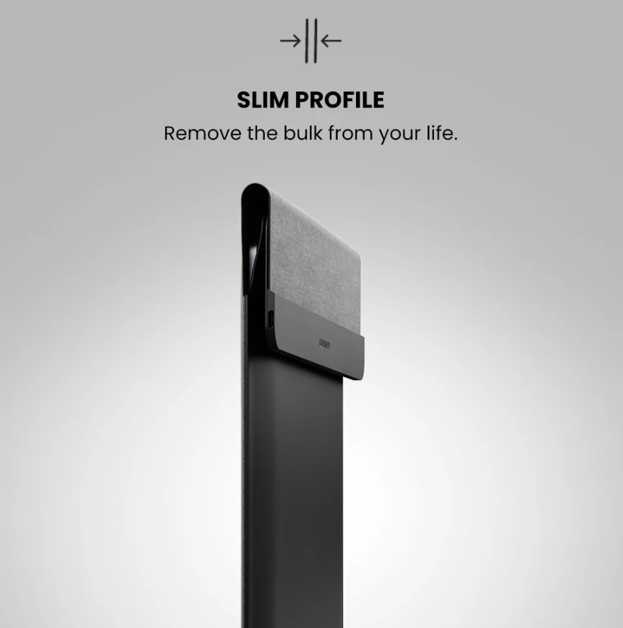 Smal profil på det svarta laptopfodralet som visar dess slimmade design