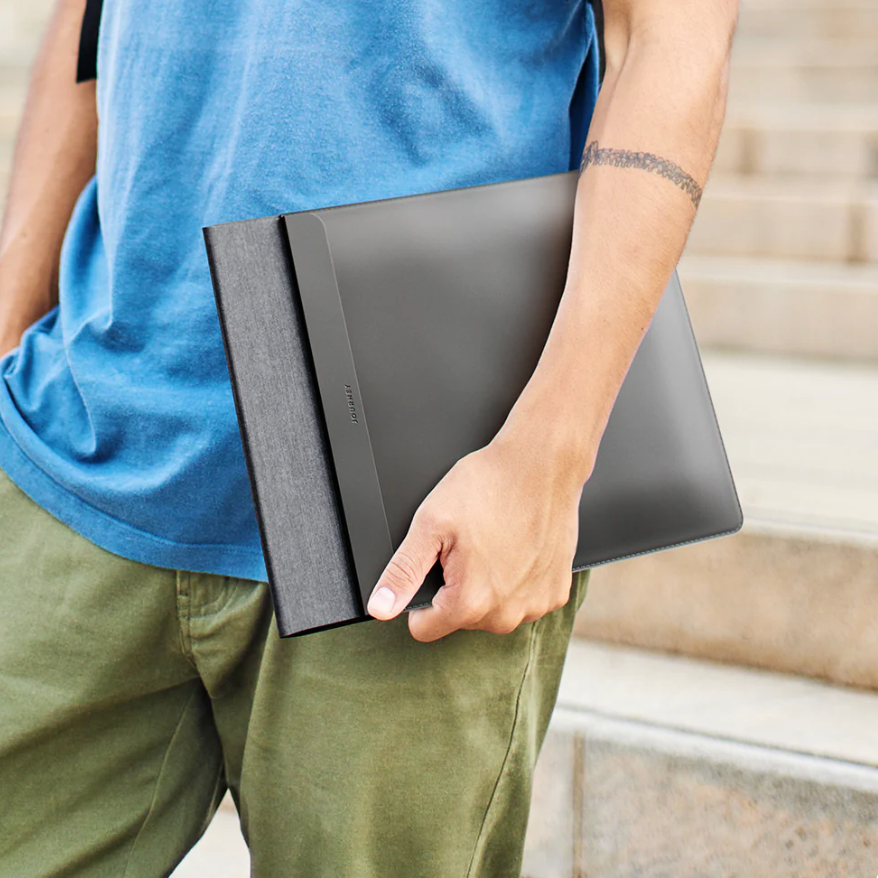 Bärbar dator i stilrent laptopfodral med trådlös laddningsfunktion på skrivbordet