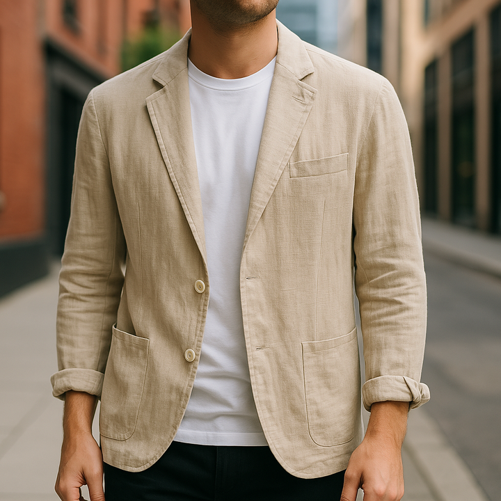 Man i beige kavaj med vit t-shirt i stadsmiljö