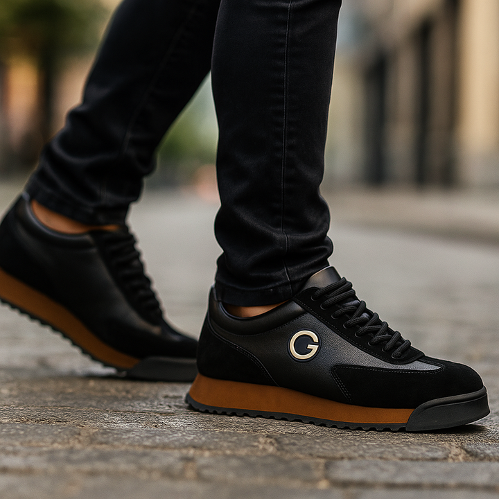 Närbild på brun herr sneaker i läder med snygga sömmar och detaljer