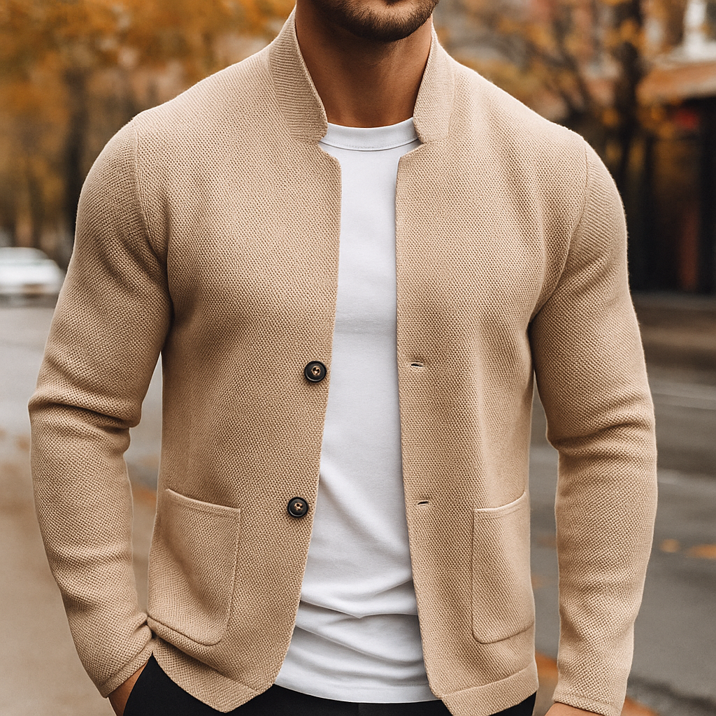 Beige stickad cardigan för herr uppvisad i detalj