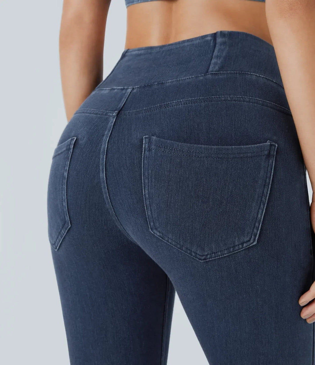 Högmidjade vardagsbyxor i stretchig denim med crossover