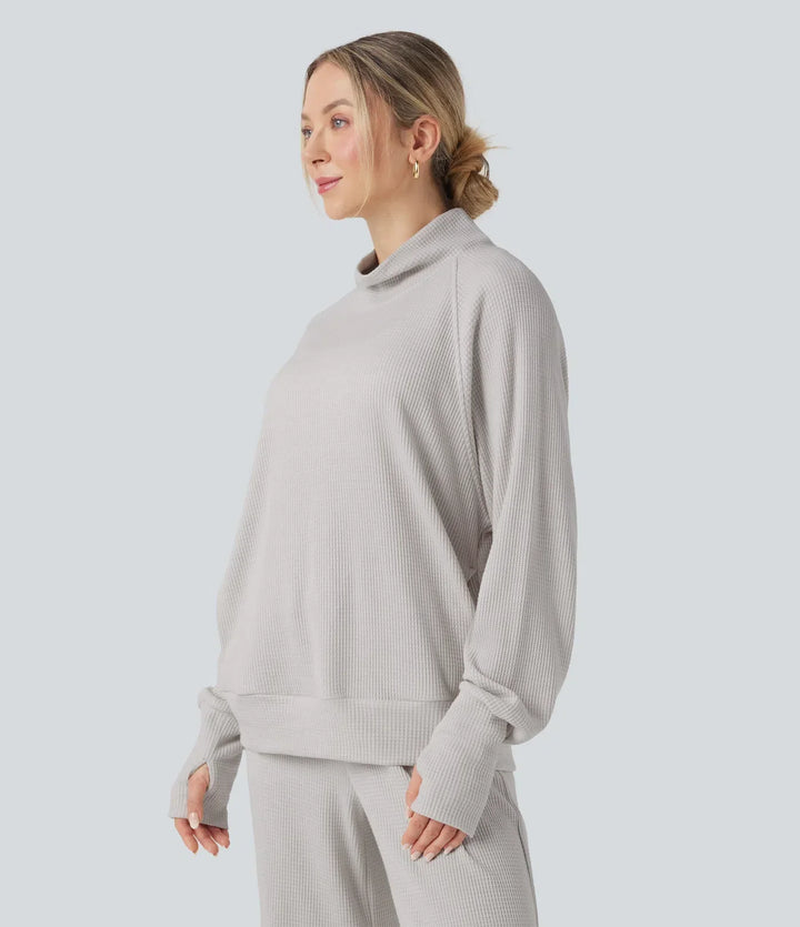 Oversized damtröja med våffelstruktur och hög krage i bekväm modell för vardagsmode