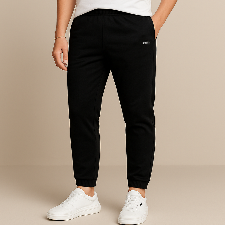 Man i svarta jogger sportbyxor framifrån