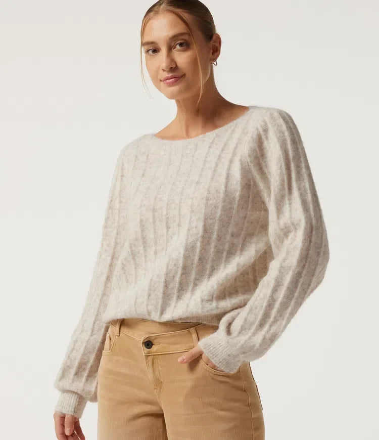 Kvinna i beige båtringad långärmad tröja framifrån