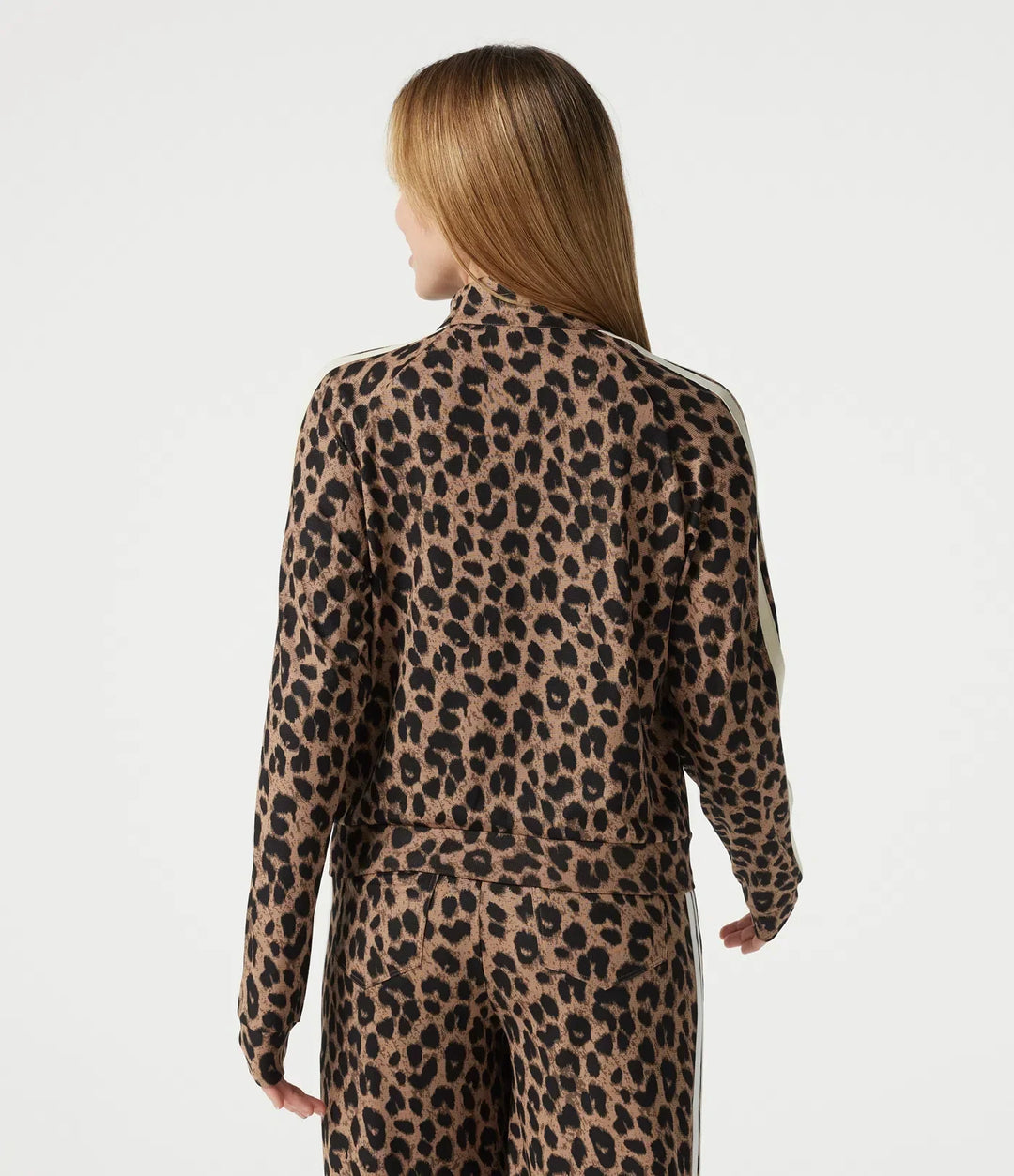 Baksidan av den trendiga leopardmönstrade damjackan med långa ärmar