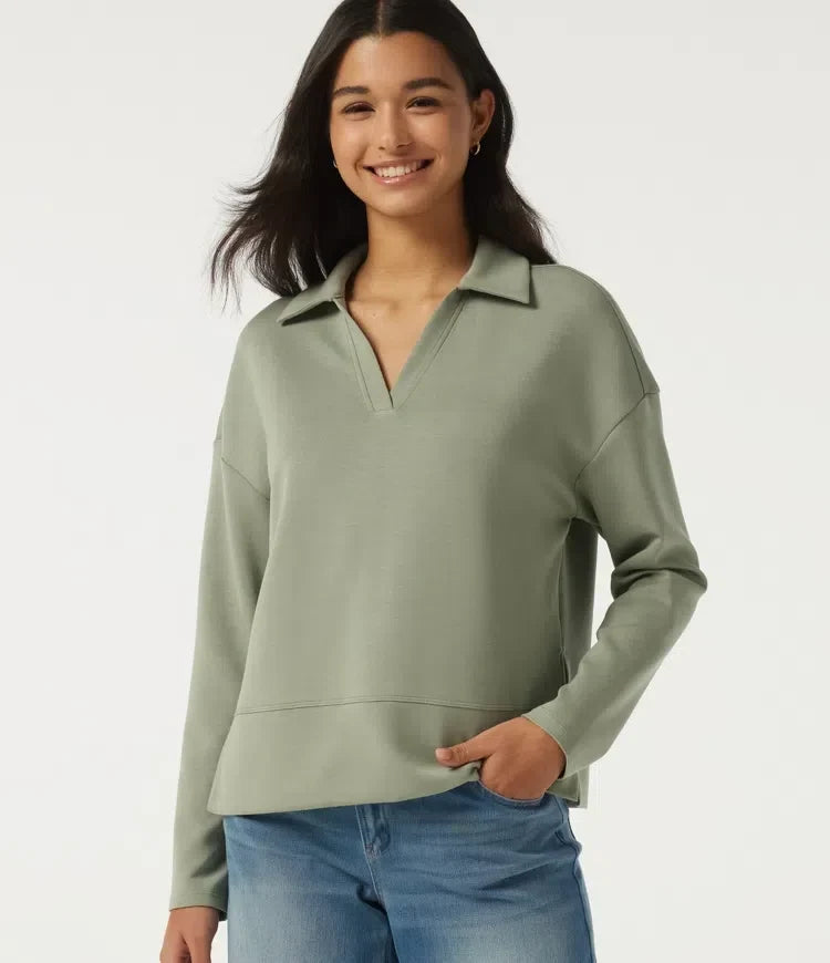 Kvinna som bär grön långärmad sweatshirt med krage framifrån