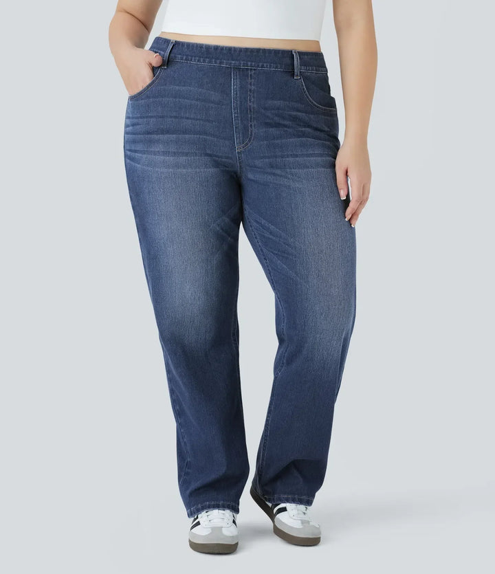 Modell i vardagsbyxor av den blå stretchjeans-modellen