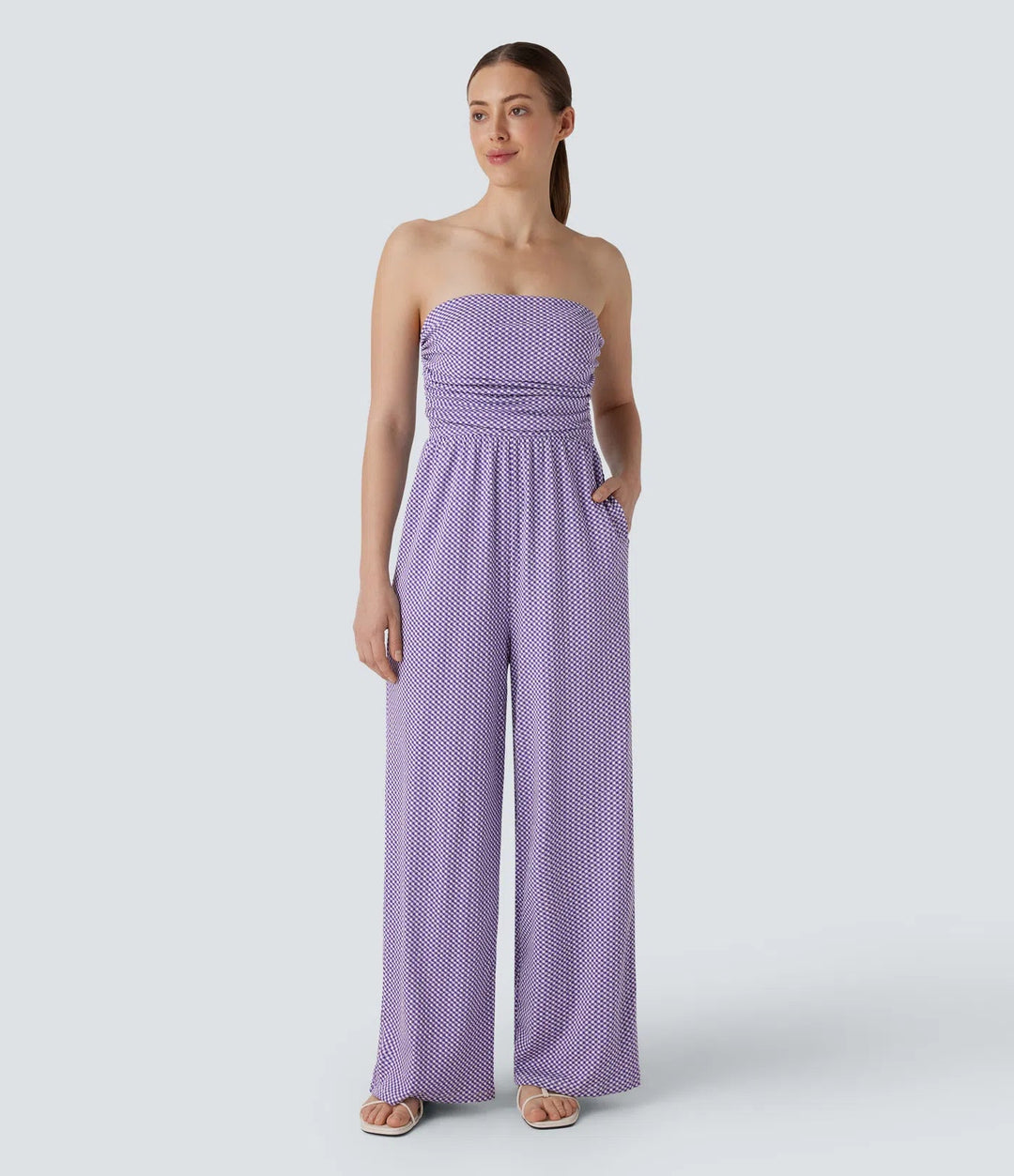 Helbild på bekväm damjumpsuit i rutigt mönster för modemedvetna