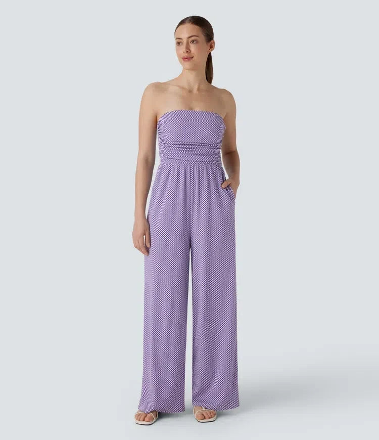 Dam som bär en axelbandslös rutig lila jumpsuit