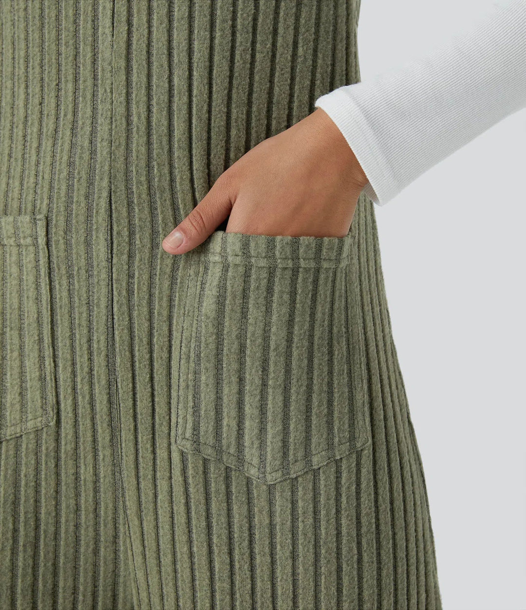 Snygg vardagslook med stickad ribboverall och funktionella fickor