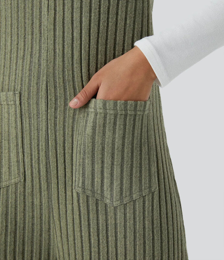 Snygg vardagslook med stickad ribboverall och funktionella fickor