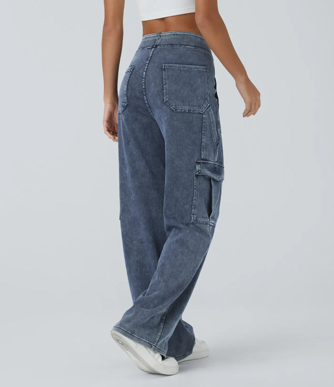 Baksidesvy av bekväma damjeans med medelhög midja