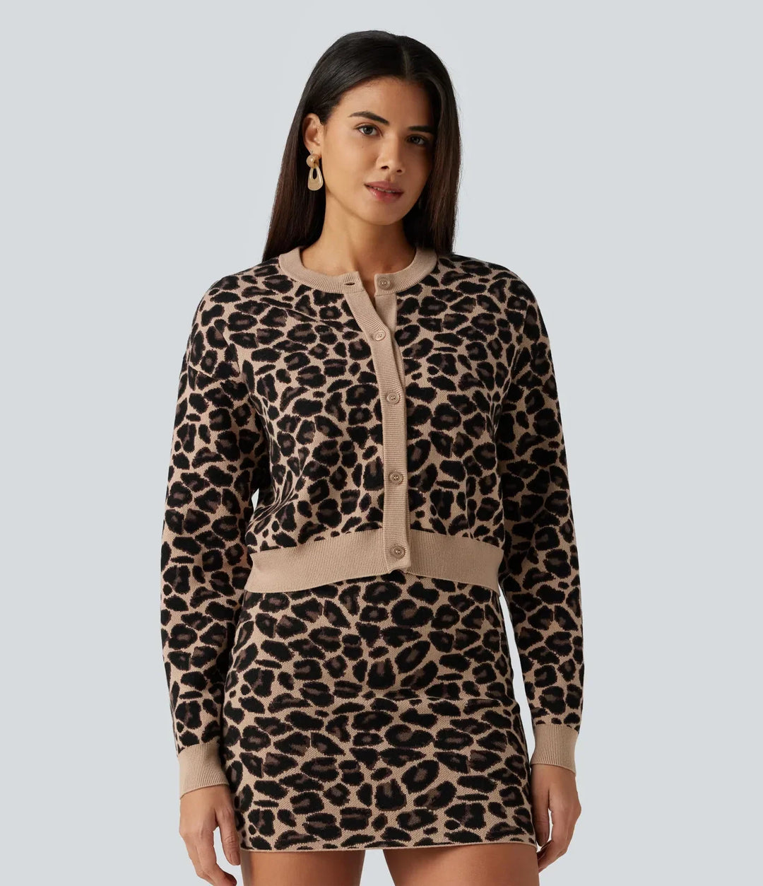 Närbild på leopardmönstrad cardigan för kvinnor