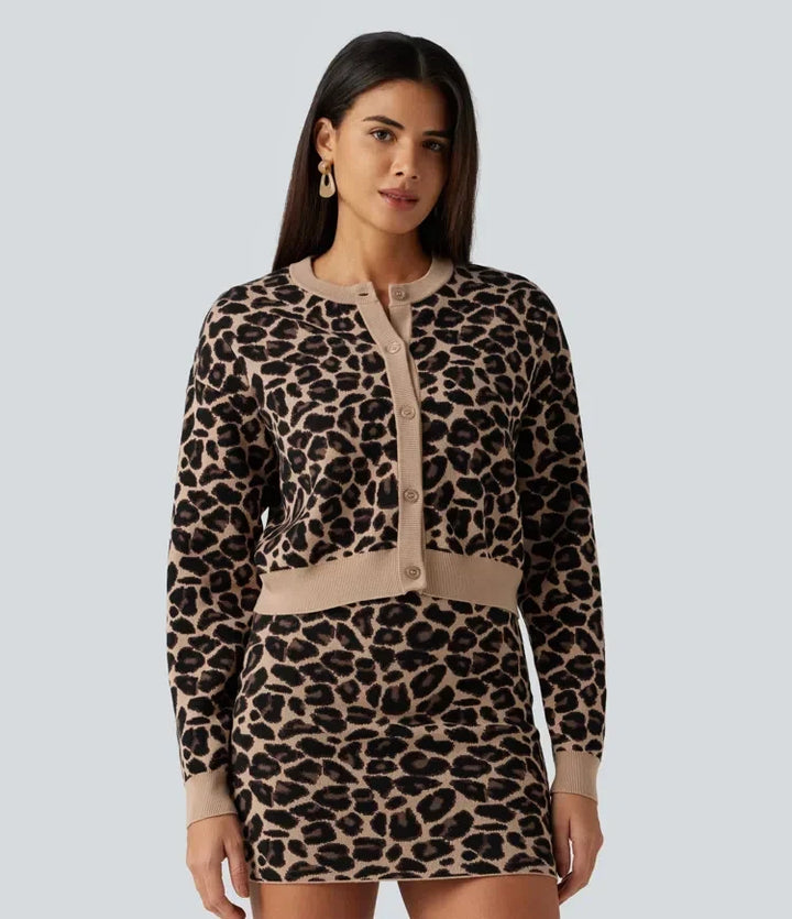 Kvinna som bär en leopardmönstrad cardigan med rund hals och knappar fram