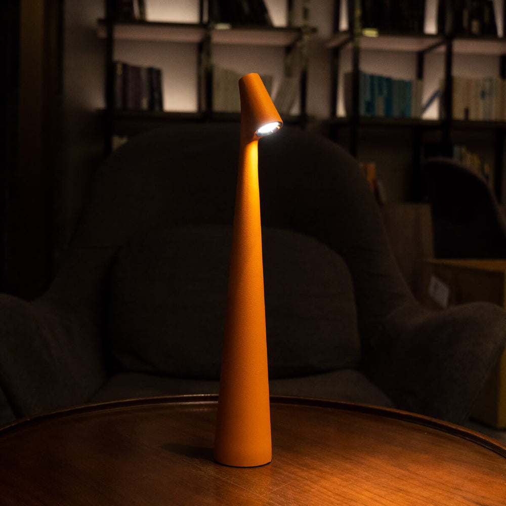 Sluttningsvy av den minimalistiska och uppladdningsbara lampan