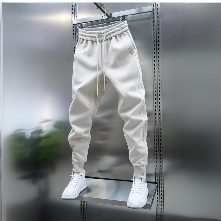 Stilrena slim fit-byxor för herr i beige, perfekt modell för vardagsbyxor och herrmode