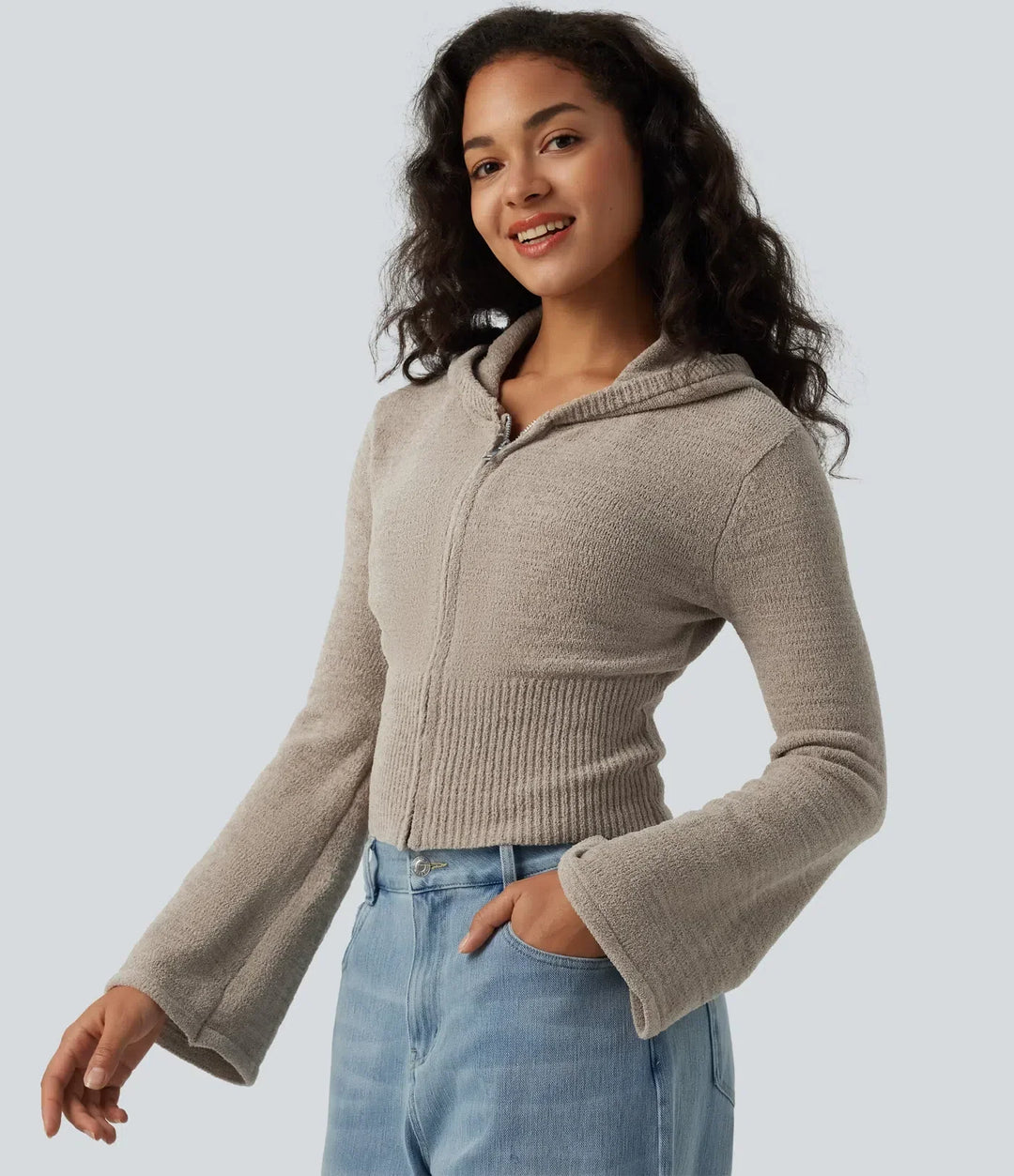 Stilren beige ytterklädsel för dam i form av en cardigan med dragkedja