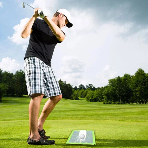 Man som förbereder golfsving på gräsmatta