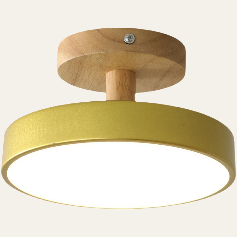 Dekorativ inredning med trä lampa placerad i modern miljö