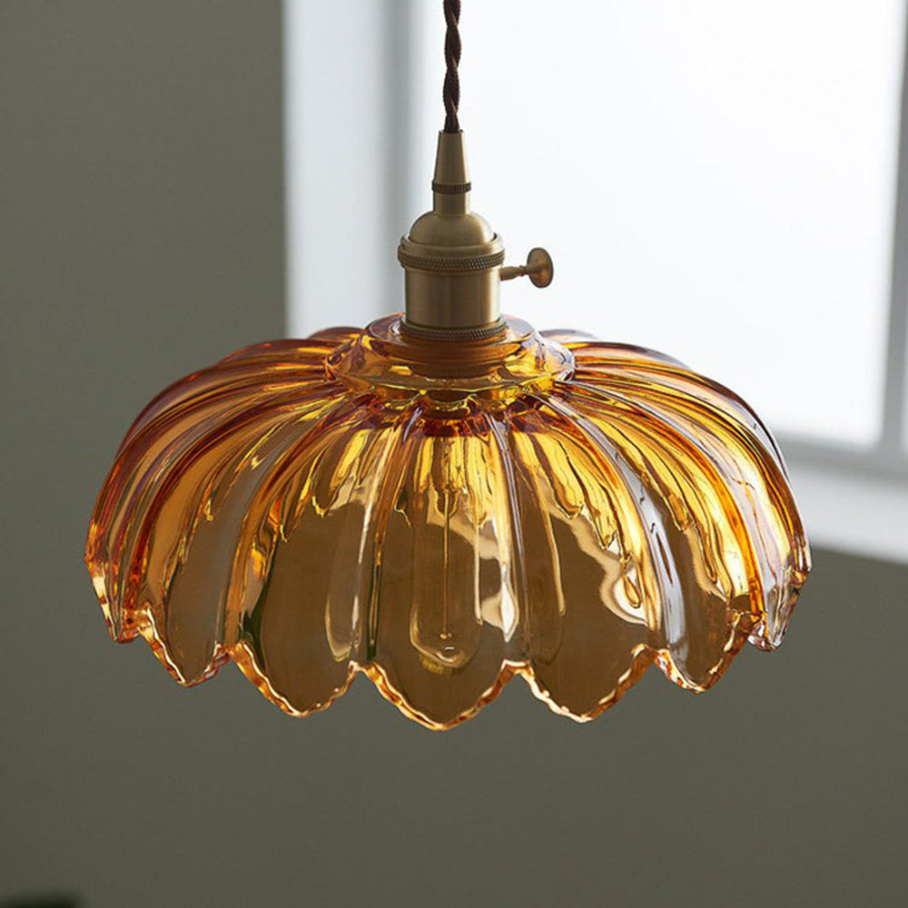 Detaljerad bild av den räfflade glasstrukturen på pendellampan