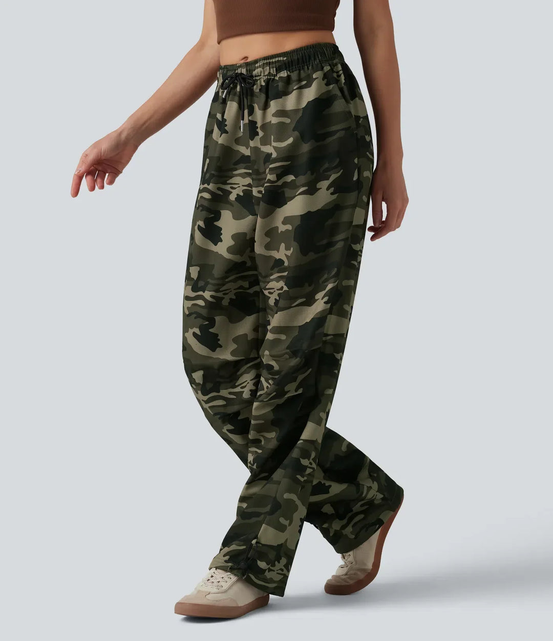 Snygga streetwear byxor med kamouflage och vida ben för dam